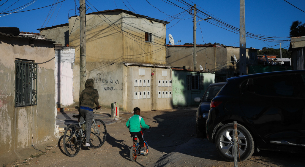 Tendas, barracas, casas degradadas: três mil crianças vivem em condições “insalubres”
